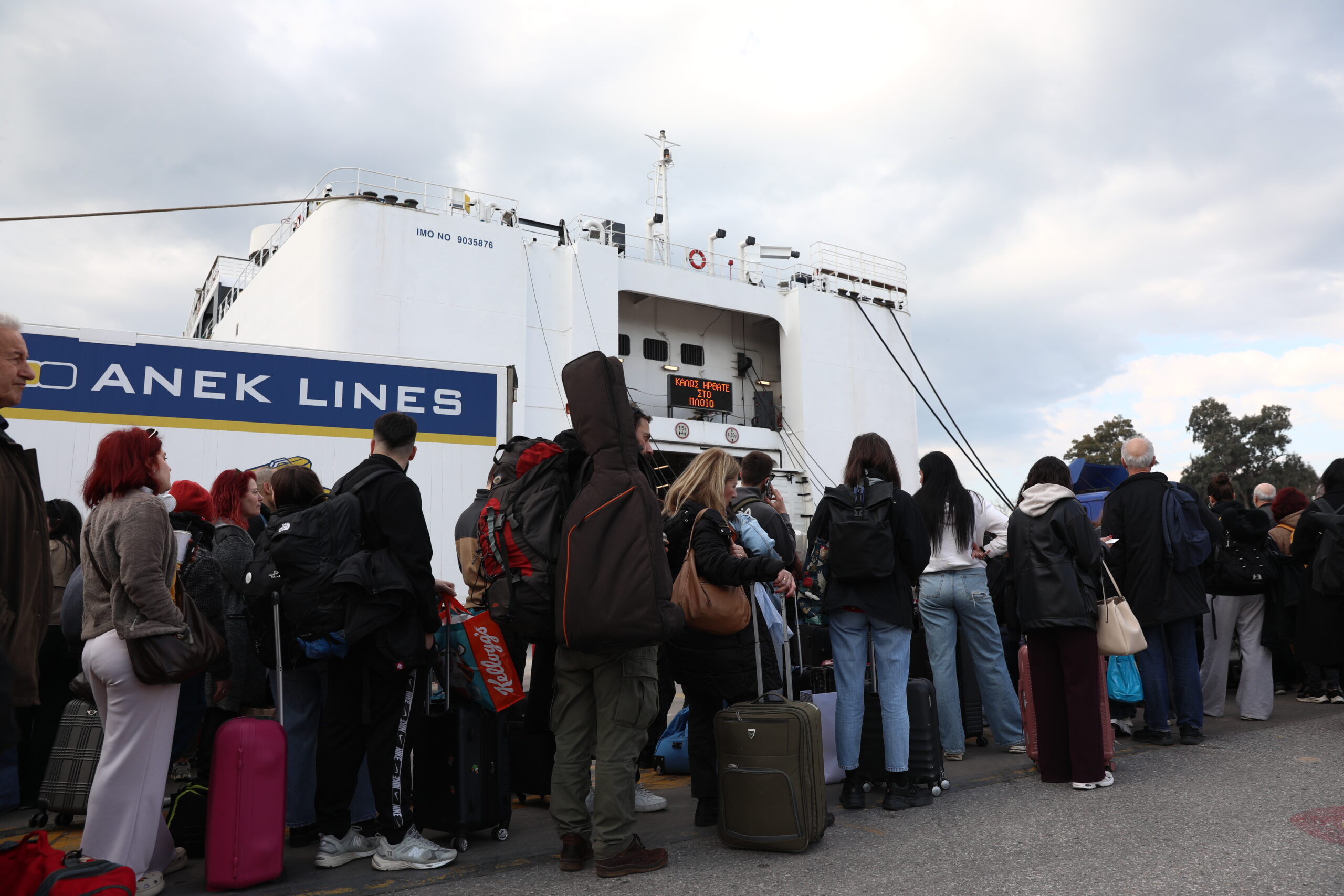 Στιγμιότυπο από το λιμάνι του Πειραιά η αναχώρηση δεκάδων πλοίων για τα νησιά του Αιγαίου με εκδρομείς για την εορτή του Πάσχα. Μεγάλη Παρασκευή 10 Απριλίου 2026 (ΔΑΝΑΗ ΔΑΥΛΟΠΟΥΛΟΥ