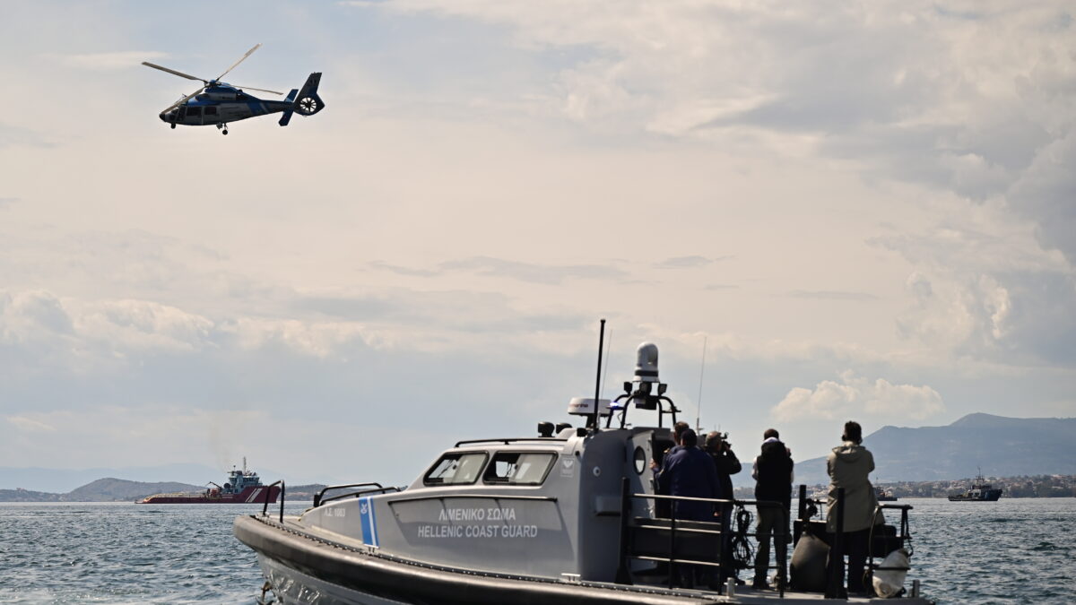 Άσκηση αντιμετώπισης περιστατικού θαλάσσιας ρύπανσης στην Ελευσίνα, παρουσία του Υπουργού Ναυτιλίας και Νησιωτικής Πολιτικής, Βασίλη Κικίλια, με στόχο τη δοκιμή της ετοιμότητας, της ταχύτητας ανταπόκρισης και του συντονισμού όλων των εμπλεκόμενων φορέων, Τρίτη 31 Μαρτίου 2026. Η άσκηση εντάσσεται στο πλαίσιο προετοιμασίας ανταπόκρισης στις αυξημένες προκλήσεις που επηρεάζουν τη ναυτιλία, τις εφοδιαστικές αλυσίδες, τη διακίνηση ενέργειας και το θαλάσσιο πεδίο γενικότερα. Το σενάριο περιλάμβανε πλήγμα κατά δεξαμενοπλοίου από μη επανδρωμένο αεροσκάφος, που προκαλεί διαρροή πετρελαιοειδών και ενεργοποιεί άμεσα τους μηχανισμούς αντιμετώπισης θαλάσσιας ρύπανσης. Στην άσκηση συμμετείχαν μέσα του Λιμενικού Σώματος, καθώς και ιδιωτικά μέσα και εξοπλισμός αντιρρύπανσης, ενώ δοκιμάστηκαν στην πράξη οι διαδικασίες συντονισμού με Περιφέρειες, Δήμους, Οργανισμούς Λιμένων και Λιμενικά Ταμεία. Παράλληλα, πραγματοποιήθηκαν τοπικές ασκήσεις σε όλα τα Λιμεναρχεία της χώρας, με στόχο την ενίσχυση της επιχειρησιακής ετοιμότητας σε εθνικό επίπεδο. (ΜΙΧΑΛΗΣ ΚΑΡΑΓΙΑΝΝΗΣ/EUROKINISSI)