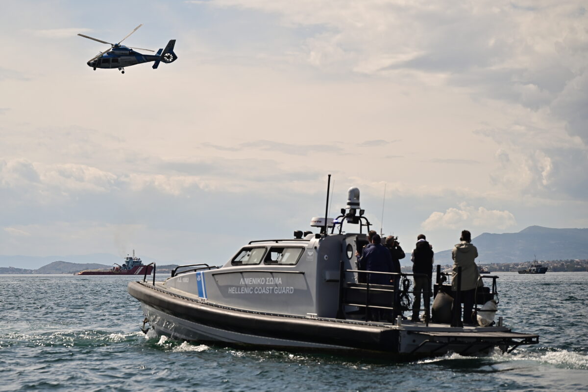 Άσκηση αντιμετώπισης περιστατικού θαλάσσιας ρύπανσης στην Ελευσίνα, παρουσία του Υπουργού Ναυτιλίας και Νησιωτικής Πολιτικής, Βασίλη Κικίλια, με στόχο τη δοκιμή της ετοιμότητας, της ταχύτητας ανταπόκρισης και του συντονισμού όλων των εμπλεκόμενων φορέων, Τρίτη 31 Μαρτίου 2026. Η άσκηση εντάσσεται στο πλαίσιο προετοιμασίας ανταπόκρισης στις αυξημένες προκλήσεις που επηρεάζουν τη ναυτιλία, τις εφοδιαστικές αλυσίδες, τη διακίνηση ενέργειας και το θαλάσσιο πεδίο γενικότερα. Το σενάριο περιλάμβανε πλήγμα κατά δεξαμενοπλοίου από μη επανδρωμένο αεροσκάφος, που προκαλεί διαρροή πετρελαιοειδών και ενεργοποιεί άμεσα τους μηχανισμούς αντιμετώπισης θαλάσσιας ρύπανσης. Στην άσκηση συμμετείχαν μέσα του Λιμενικού Σώματος, καθώς και ιδιωτικά μέσα και εξοπλισμός αντιρρύπανσης, ενώ δοκιμάστηκαν στην πράξη οι διαδικασίες συντονισμού με Περιφέρειες, Δήμους, Οργανισμούς Λιμένων και Λιμενικά Ταμεία. Παράλληλα, πραγματοποιήθηκαν τοπικές ασκήσεις σε όλα τα Λιμεναρχεία της χώρας, με στόχο την ενίσχυση της επιχειρησιακής ετοιμότητας σε εθνικό επίπεδο. (ΜΙΧΑΛΗΣ ΚΑΡΑΓΙΑΝΝΗΣ/EUROKINISSI)