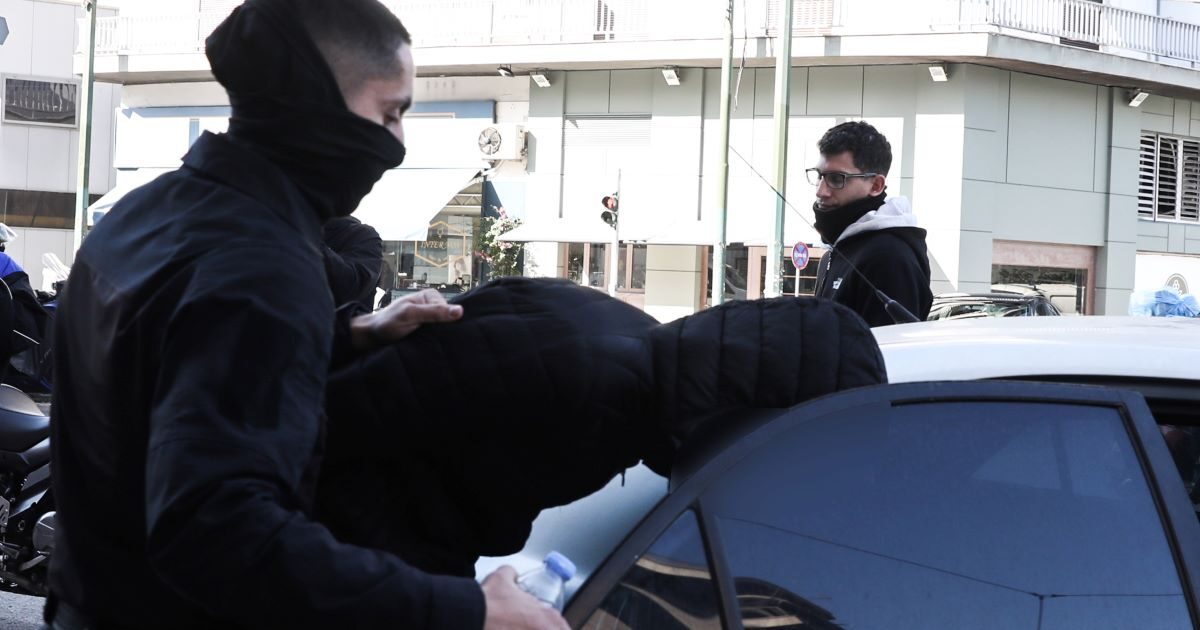 Λιοσίων: Σήμερα θα προσπαθήσουν να ξυπνήσουν την 16χρονη που παρασύρθηκε από την μηχανή – Νέο βίντεο ντοκουμέντο από την τρελή πορεία της