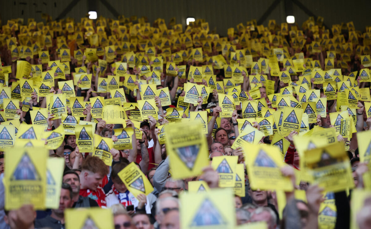 Οι οπαδοί της Λίβερπουλ έδειξαν κίτρινη κάρτα στη διοίκηση της ομάδας για τις αυξήσεις στα εισιτήρια