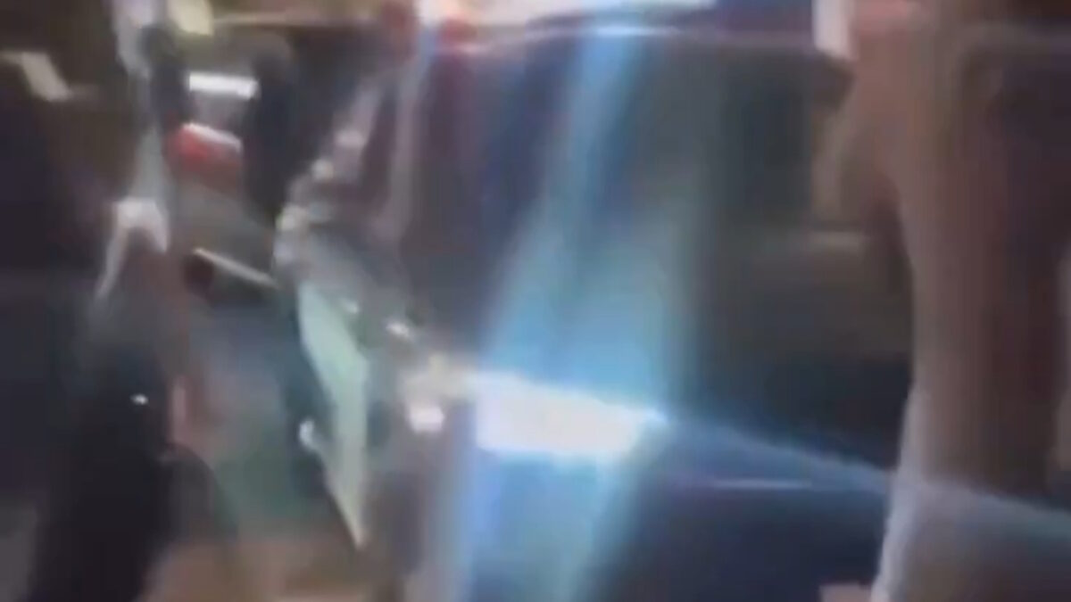 Η στιγμή που 29χρονη οδηγός πατάει και τραυματίζει τρεις πεζούς μετά από καυγά στο Λονδίνο