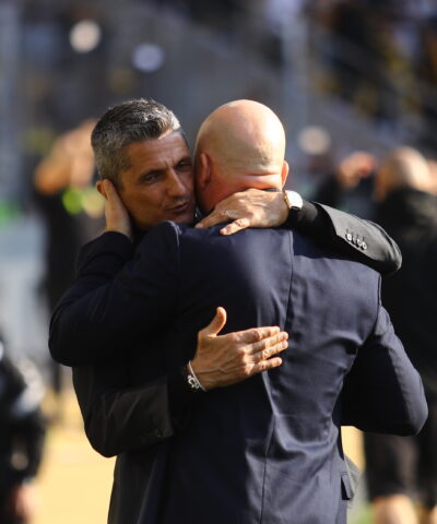 Ο Μάρκο Νίκολιτς αγκαλιάζει τον Ραζβάν Λουτσέσκου