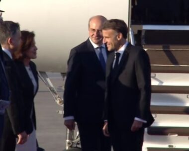 Η άφιξη του Εμανουέλ Μακρόν