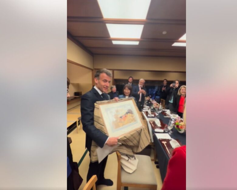 Το ιδιαίτερο δώρο που έλαβε ο Μακρόν στην Ιαπωνία