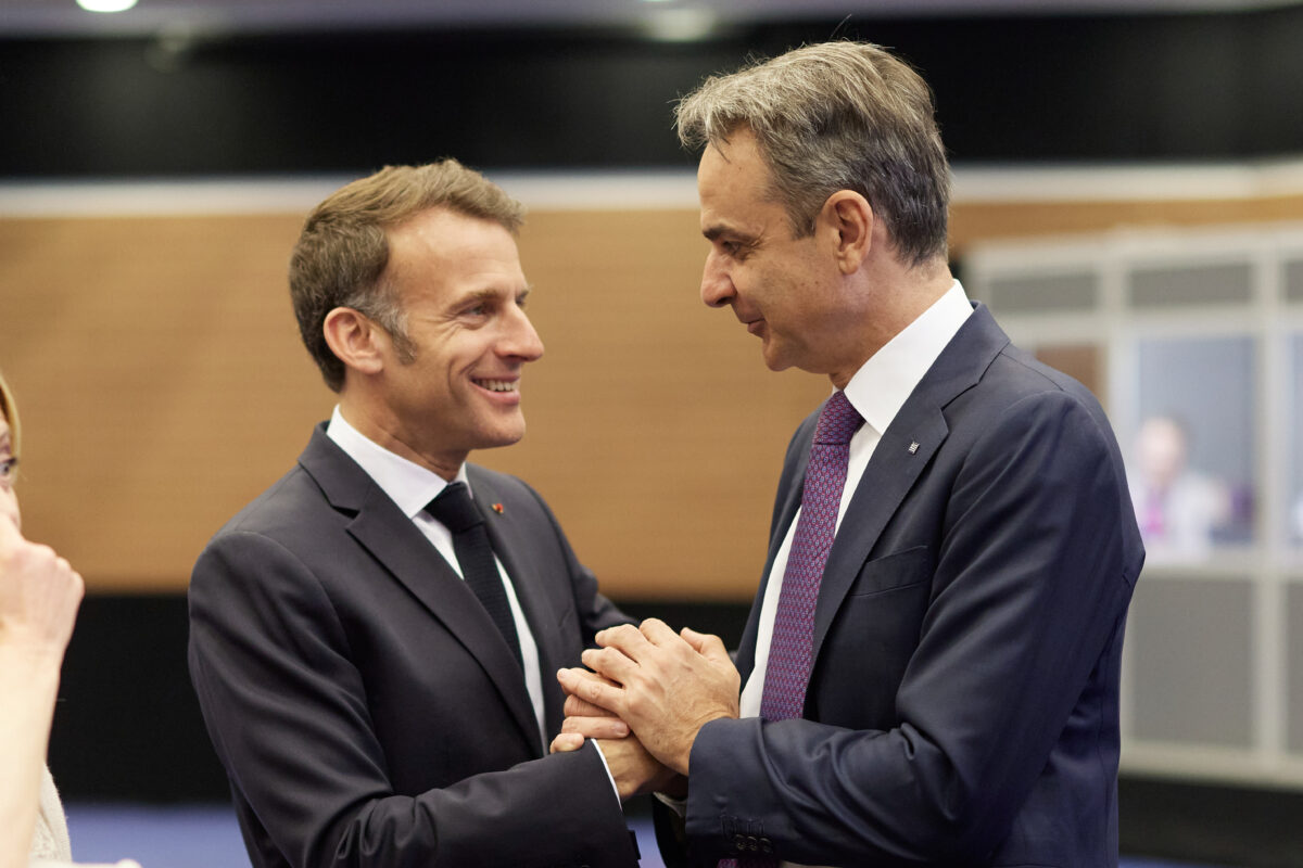 Γαλλικά ΜΜΕ για την επίσκεψη Μακρόν: «Παρίσι και Αθήνα θα μιλήσουν με μια φωνή σε μια Μεσόγειο υπό ένταση»