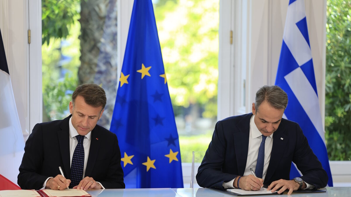 Η στιγμή που ο Μακρόν και ο Μητσοτάκης υπογράφουν τις συμφωνίες