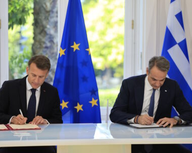 Η στιγμή που ο Μακρόν και ο Μητσοτάκης υπογράφουν τις συμφωνίες