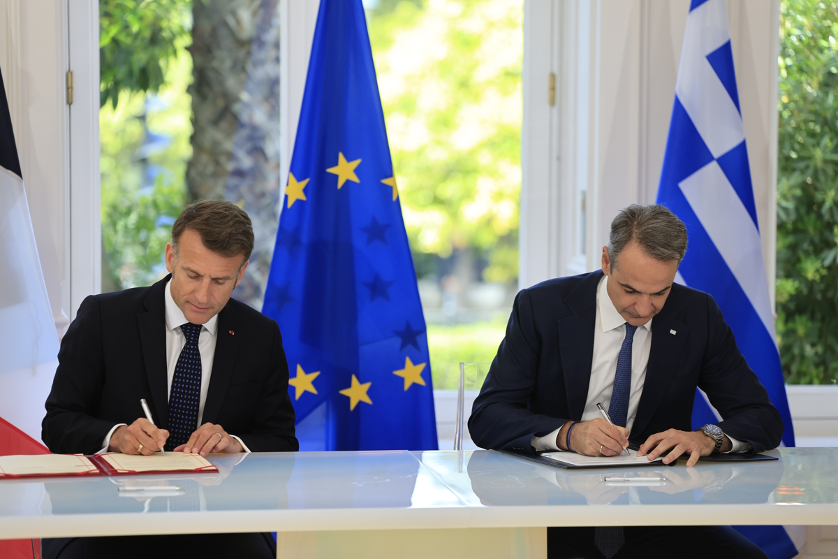 Η στιγμή που ο Μακρόν και ο Μητσοτάκης υπογράφουν τις συμφωνίες