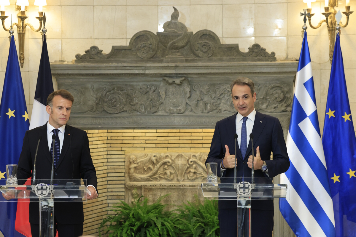 Τα γαλλικά ΜΜΕ αναφέρθηκαν στις στενές σχέσεις μεταξύ των δύο χωρών: «Στην Αθήνα ο Μακρόν, επανεκκινεί τη στρατηγική εταιρική σχέση Γαλλίας-Ελλάδας»