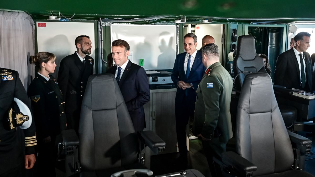 Εμανουέλ Μακρόν και Κυριάκος Μητσοτάκης στη γέφυρα του «Κίμωνα»