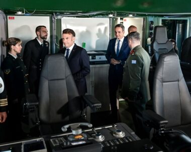 Εμανουέλ Μακρόν και Κυριάκος Μητσοτάκης στη γέφυρα του «Κίμωνα»