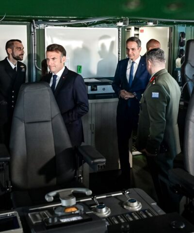 Εμανουέλ Μακρόν και Κυριάκος Μητσοτάκης στη γέφυρα του «Κίμωνα»