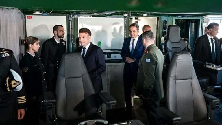 Εμανουέλ Μακρόν και Κυριάκος Μητσοτάκης στη γέφυρα του «Κίμωνα»