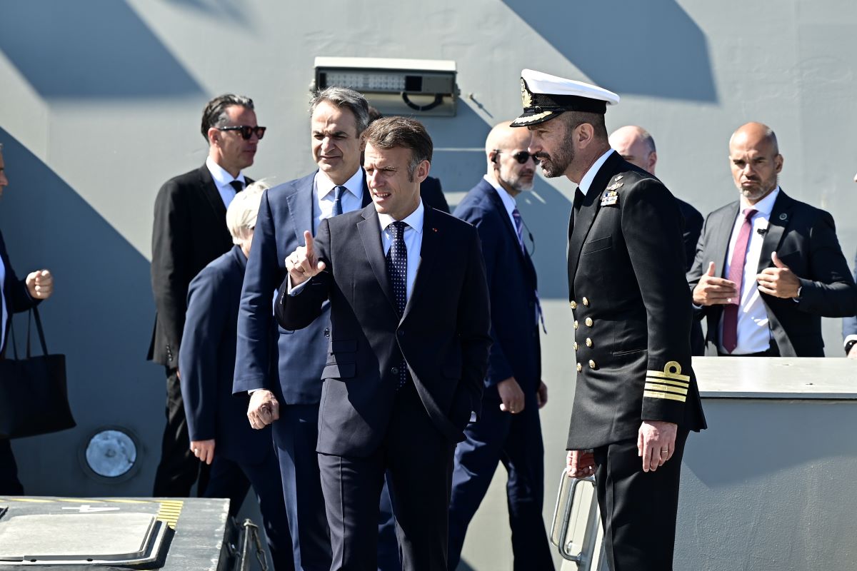 Μακρόν και Μητσοτάκης στη φρεγάτα «Κίμων»
