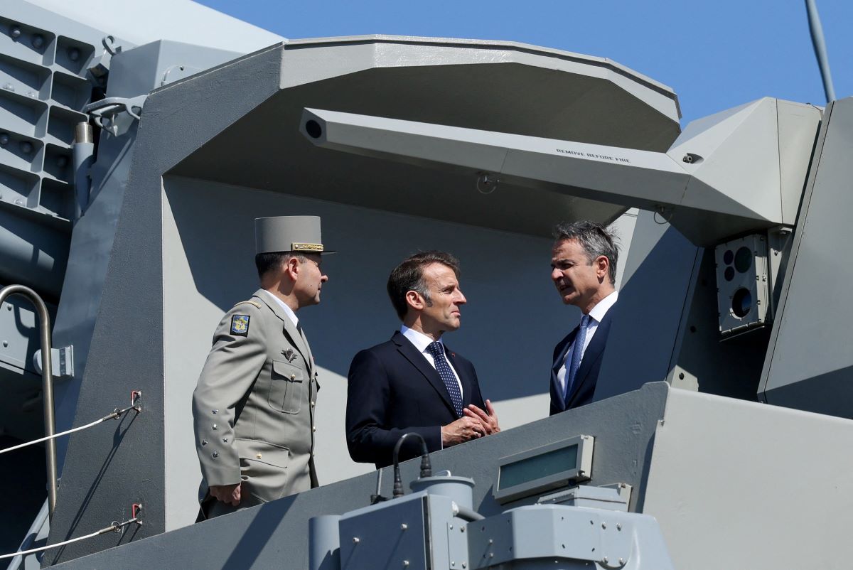 Μακρόν και Μητσοτάκης στη φρεγάτα «Κίμων»