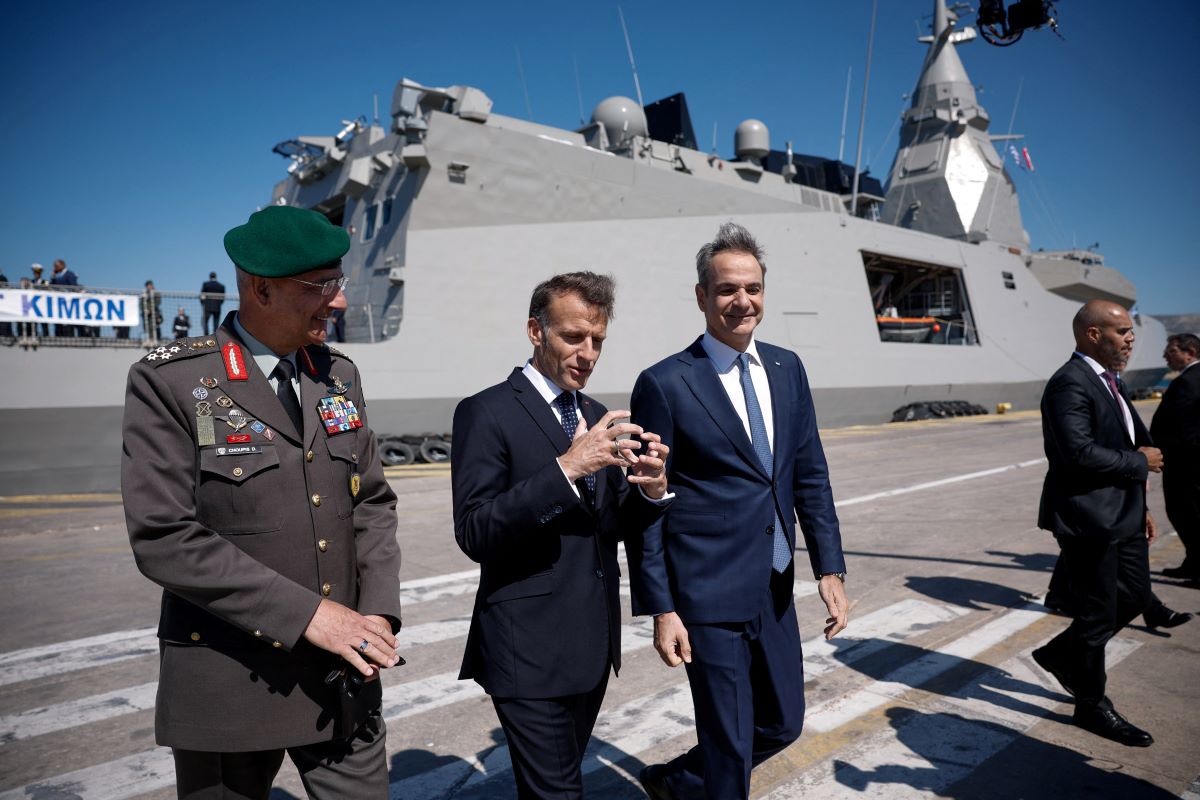 Κυριάκος Μητσοτάκης - Εμανουέλ Μακρόν: Εντυπωσιακές εικόνες από την επίσκεψη στη φρεγάτα «Κίμων»