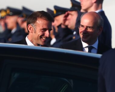 Η άφιξη του Εμανουέλ Μακρόν