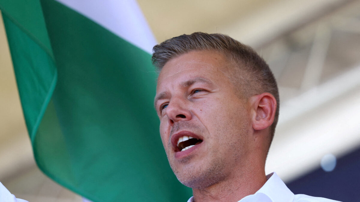 FILE PHOTO: Peter Magyar, leader of the opposition Tisza party, waves a Hungarian flag at a rally near the venue of ruling Fidesz party closed doors meeting where Prime Minister Viktor Orban discusses campaign issues with party officials in Kotcse, Hungary September 7, 2025. REUTERS/Bernadett Szabo/File Photo