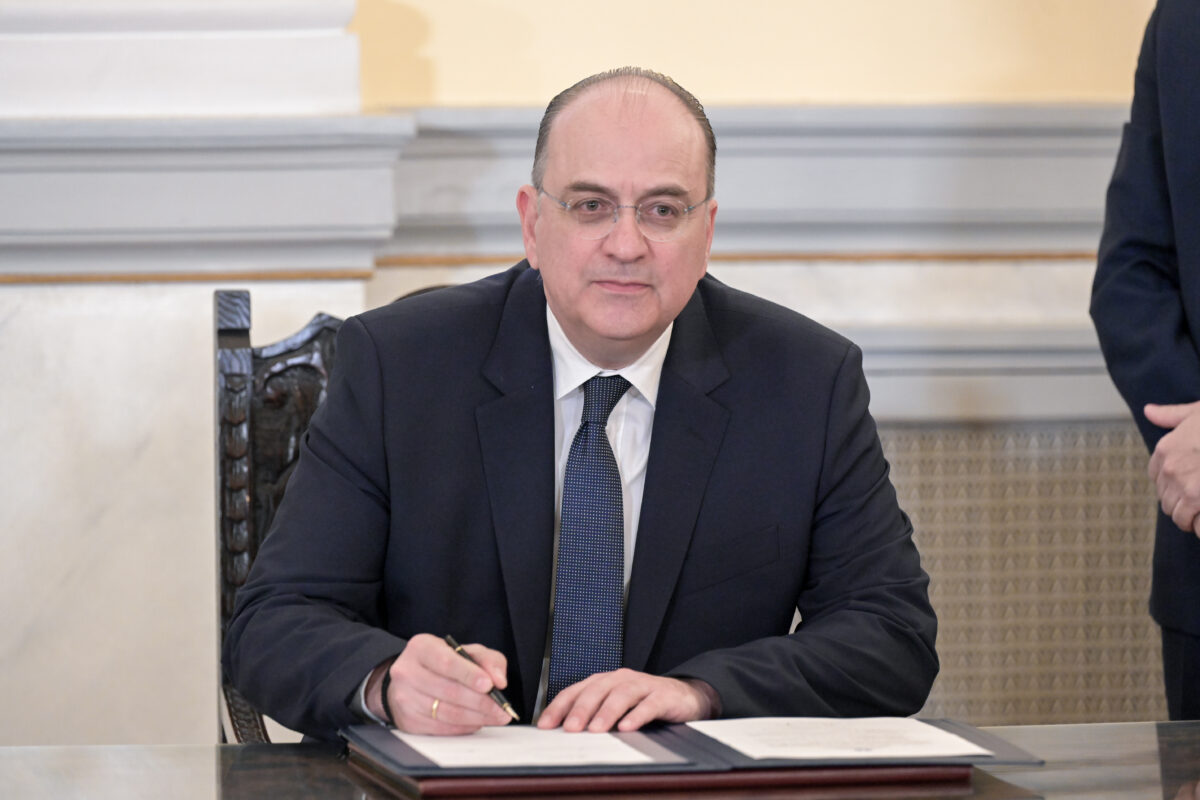 Παραίτηση Λαζαρίδη: «Σφυροκόπημα» της αντιπολίτευσης στην κυβέρνηση - «Είναι σαφές ότι έπρεπε να παρέμβει η Μπακογιάννη»