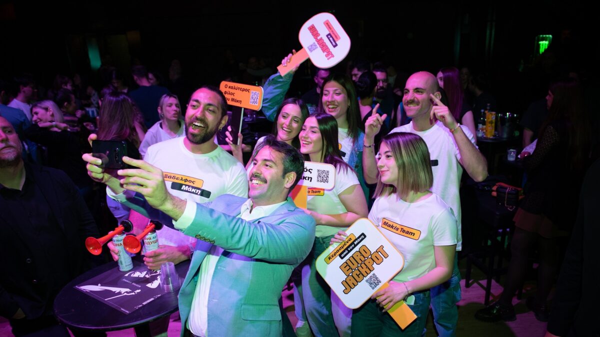 Ο Μάκης που κέρδισε το Eurojackpot συνεχίζει να το γιορτάζει – Βγήκε για ένα ποτό και κέρασε όλους τους θαμώνες στο Fuzz Club