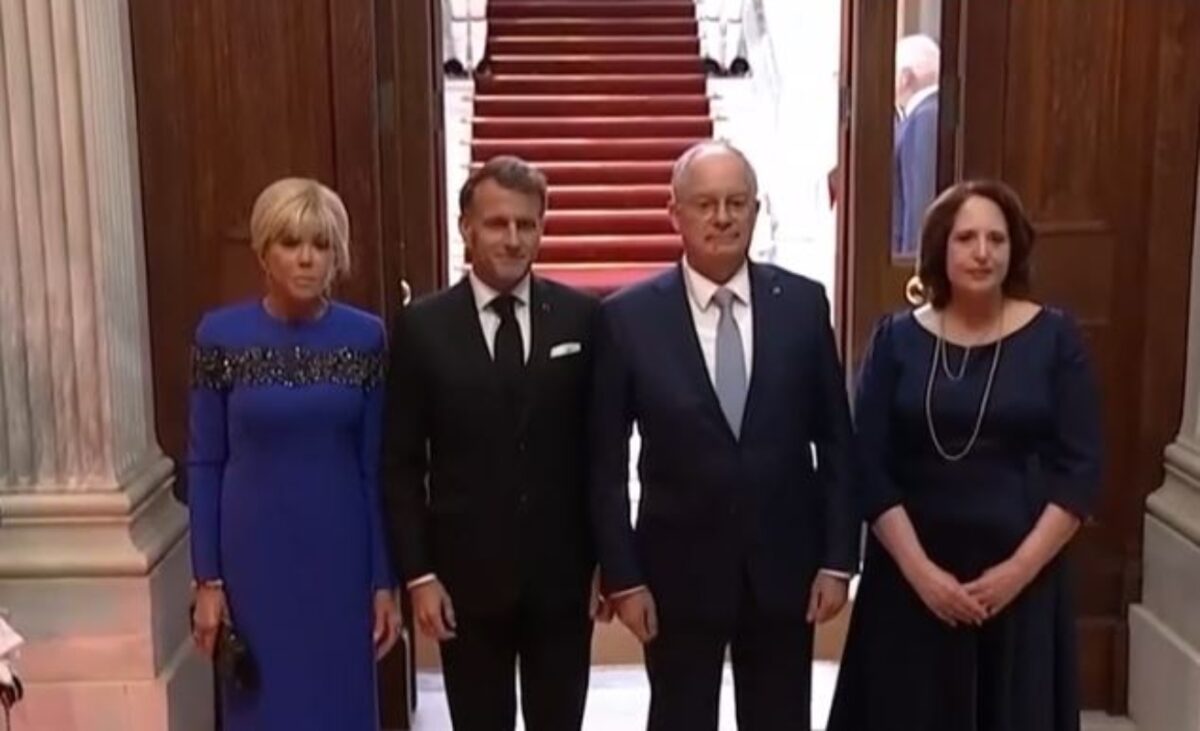 Στο Προεδρικό Μέγαρο ο Εμανουέλ Μακρόν με τη σύζυγό του Μπριζίτ για το δείπνο με τον Κωνσταντίνο Τασούλα - Έφτασε ο Κυριάκος Μητσοτάκης