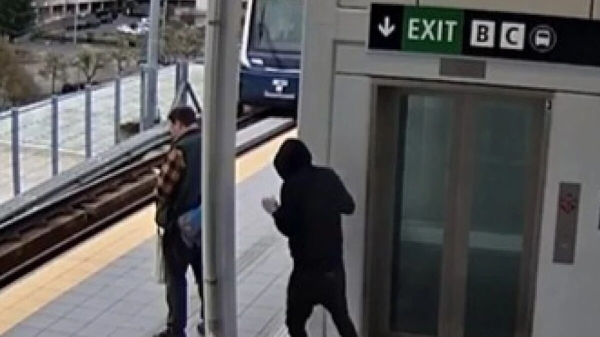 Άνδρας σπρώχνει επιβάτη σε γραμμές τρένου