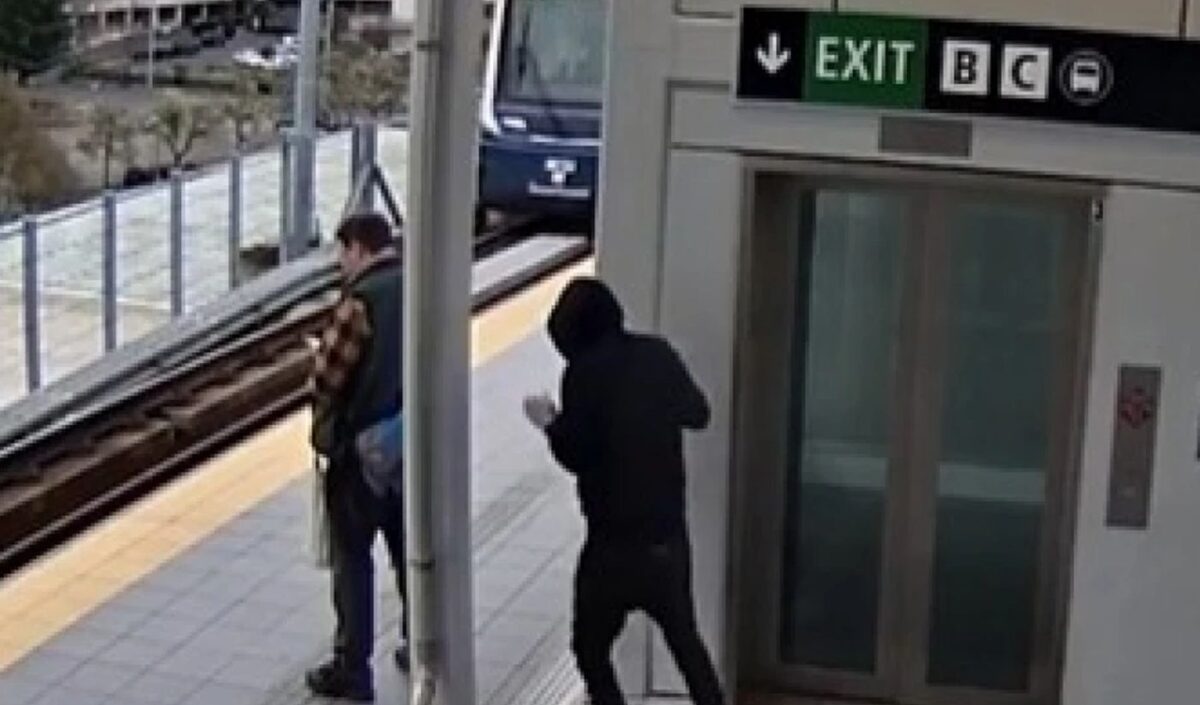 Άνδρας σπρώχνει επιβάτη σε γραμμές τρένου