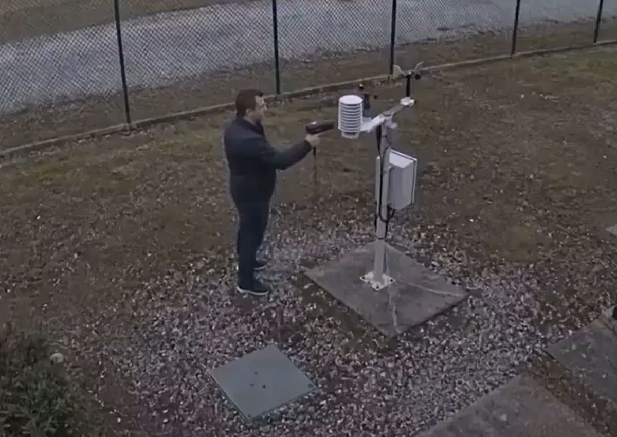 Γαλλία: Στοιχηματική απάτη με πιστολάκι μαλλιών - «Πείραζαν» τα θερμόμετρα στο Παρίσι και έβγαλαν χιλιάδες ευρώ, δείτε βίντεο