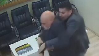 Ηλικιωμένος επιτέθηκε με μπαλτά σε υπάλληλο στην Τουρκία