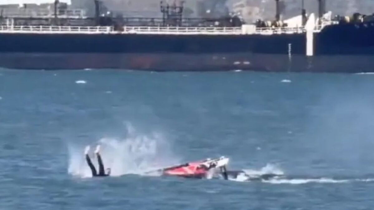 Σέρφερ πέφτει πάνω σε φάλαινα