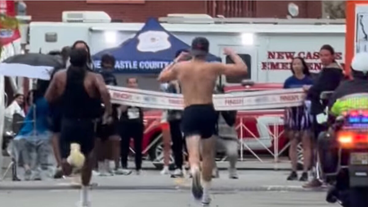 Δρομέας ξεκίνησε να πανηγυρίζει πριν τερματίσει στον Μαραθώνιο του Ντέλαγουερ και δέχθηκε την προσπέραση στο νήμα