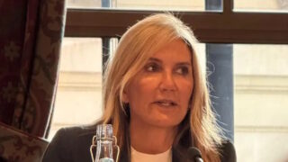 Μαρέβα Γκραμπόφσκι Μητσοτάκη για το ελληνικό age ban στα social media: Να προστατεύσουμε τα παιδιά από τον εθιστικό αλγόριθμο