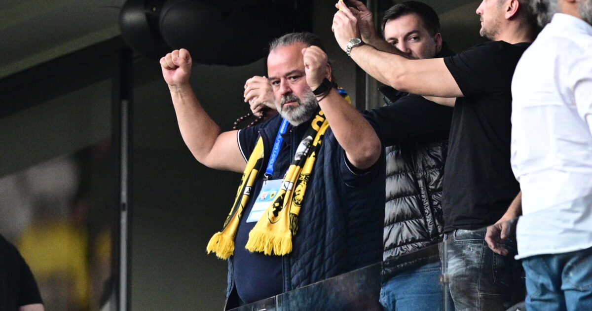 Ο Μάριος Ηλιόπουλος αποθεώθηκε από τους οπαδούς της ΑΕΚ έξω από την Allwyn Arena