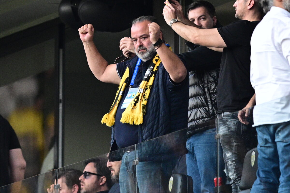 Ο Μάριος Ηλιόπουλος αποθεώθηκε από τους οπαδούς της ΑΕΚ έξω από την Allwyn Arena