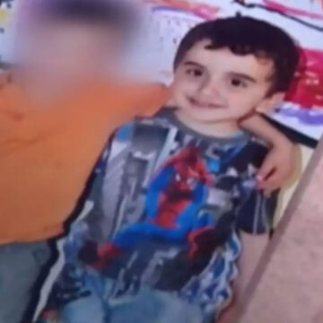 Μενίδι: Ξεκίνησε η δίκη για τον 11χρονο Μάριο που σκοτώθηκε από αδέσποτη σφαίρα σε σχολείο – «Τον γύρισα και είδα το αίμα να τρέχει ποτάμι»