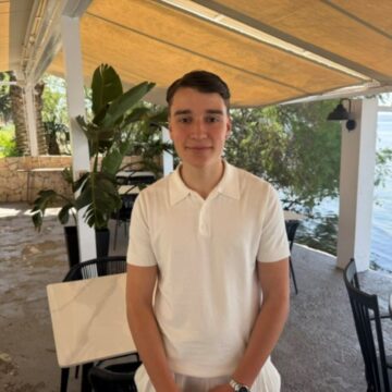 Ο 18χρονος μαθητής Θοδωρής Ζάπρης που έσωσε τη γυναίκα στο εστιατόριο