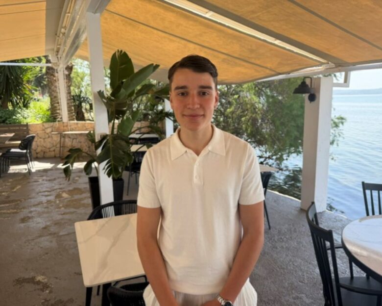 Ο 18χρονος μαθητής Θοδωρής Ζάπρης που έσωσε τη γυναίκα στο εστιατόριο