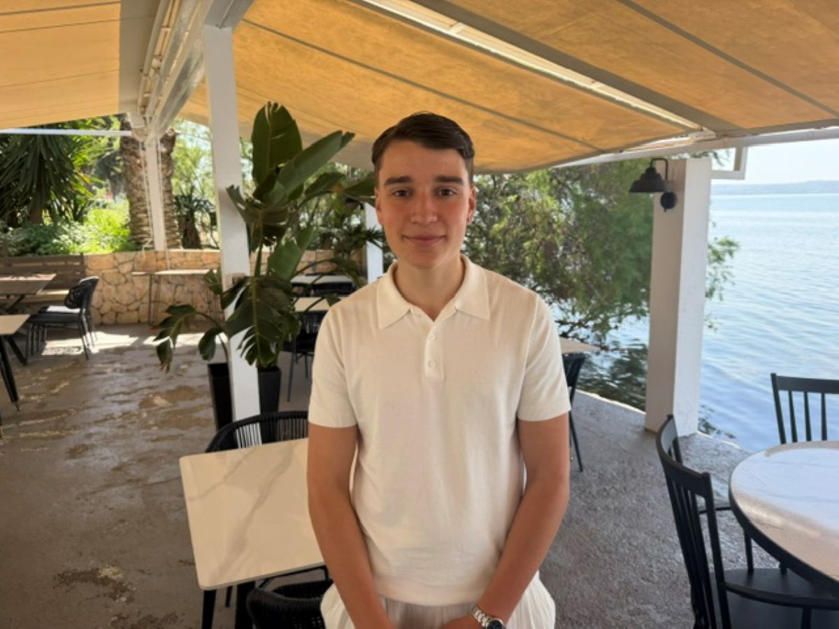 Θεσσαλονίκη: 18χρονος σερβιτόρος έσωσε με λαβή χάιμλιχ γυναίκα που πνιγόταν σε εστιατόριο - «Έβαλα τα χέρια μου και πίεσα το στέρνο»