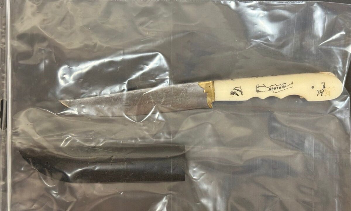 Αγιος Δημήτριος: Με αυτό το κρητικό μαχαίρι σκότωσε τον Θεόφιλο ο 20χρονος - «Το έπλυνα και το έκρυψα στον θερμοσίφωνα»