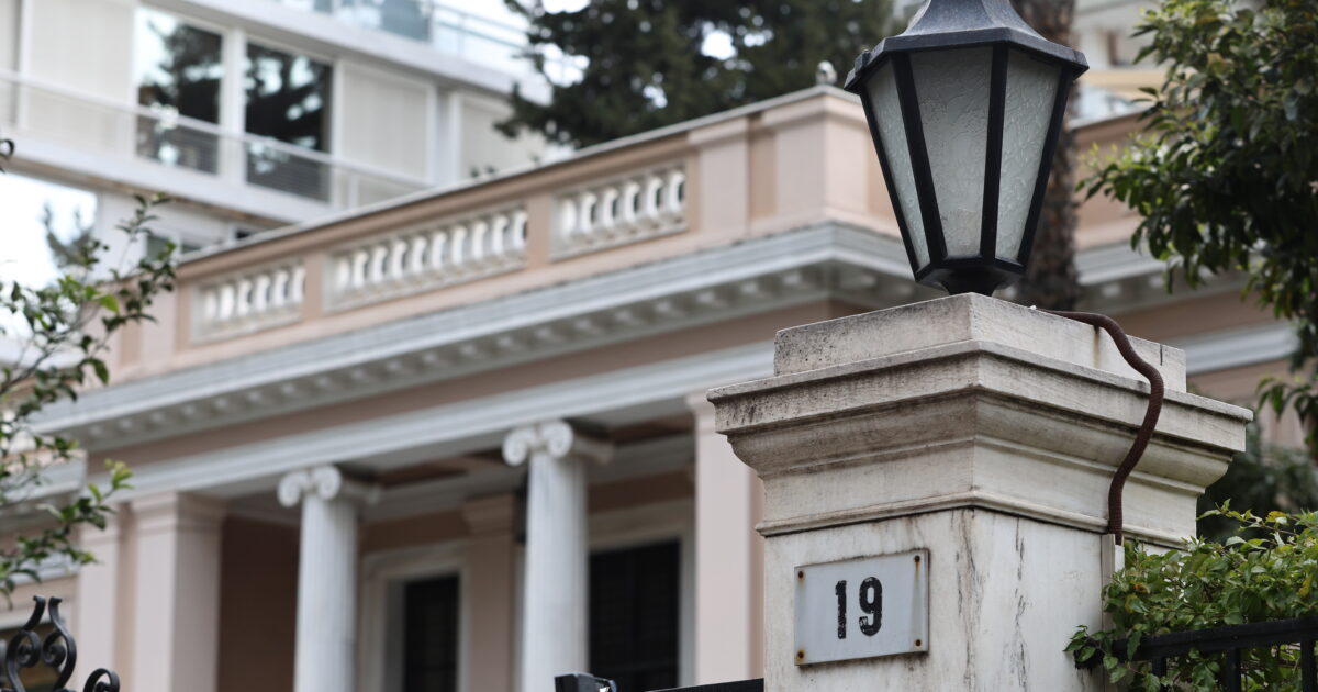 Σφοδρή επίθεση Μαξίμου στο ΠΑΣΟΚ μετά την πρόταση για σύσταση Εξεταστικής Επιτροπής – Ανησυχία στη ΝΔ για τις δημοσκοπήσεις