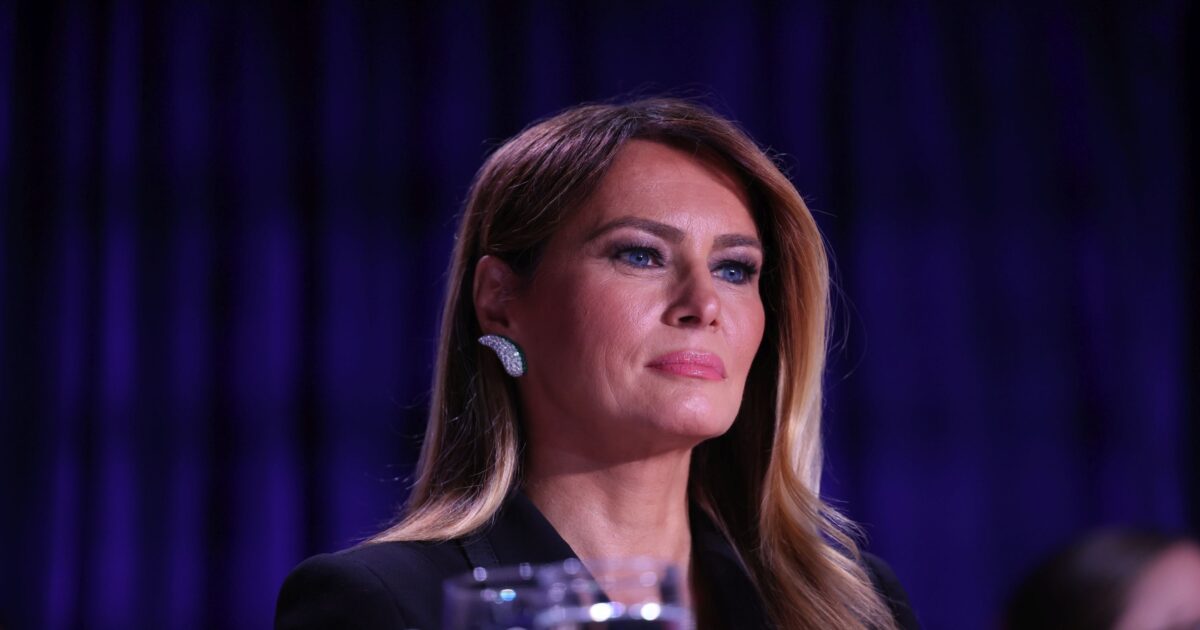 Η Μελάνια Τραμπ ξεσπά κατά του Τζίμι Κίμελ για το «λάμπει σαν μέλλουσα χήρα»: «Διαδίδει μίσος, ως εδώ»