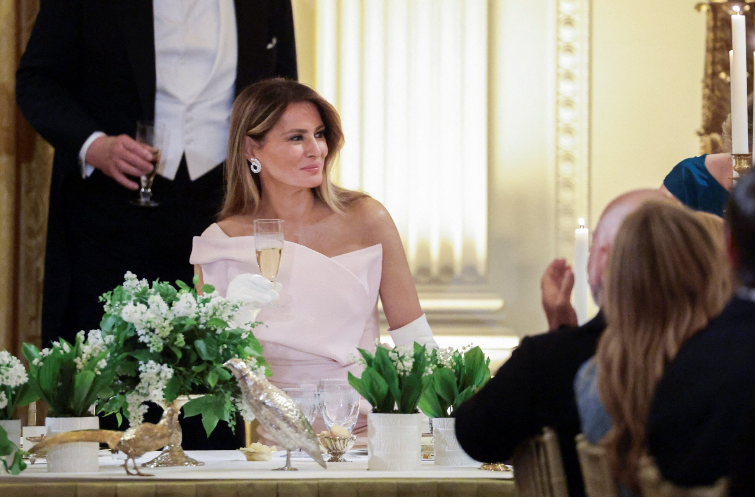 Η Μελάνια Τραμπ με ροζ φόρεμα στο δείπνο με τον Κάρολο