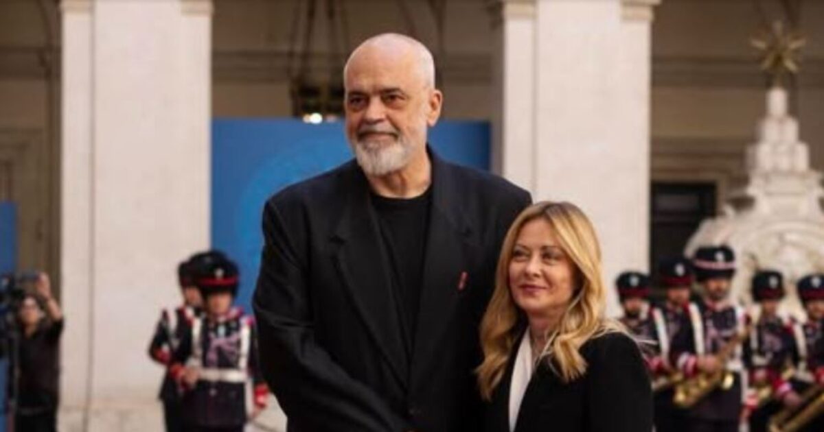 Ο Ράμα γονάτισε ξανά μπροστά στη Μελόνι: Το oversized σακάκι και η ...