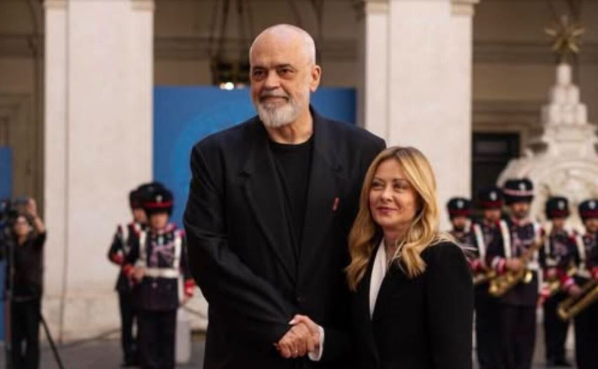 Ο Ράμα γονάτισε ξανά μπροστά στη Μελόνι: Το oversized σακάκι και η θερμή υποδοχή - Δείτε βίντεο