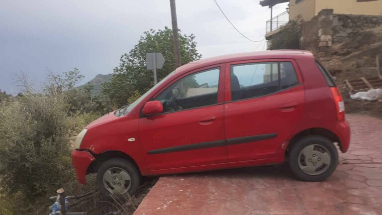 Αυτοκίνητο παρασύρθηκε από τους θυελλώδεις ανέμους