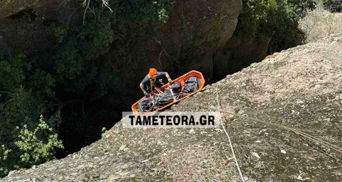 Πυροσβέστες στην επιχείρηση απομάκρυνσης της σορού της 66χρονης