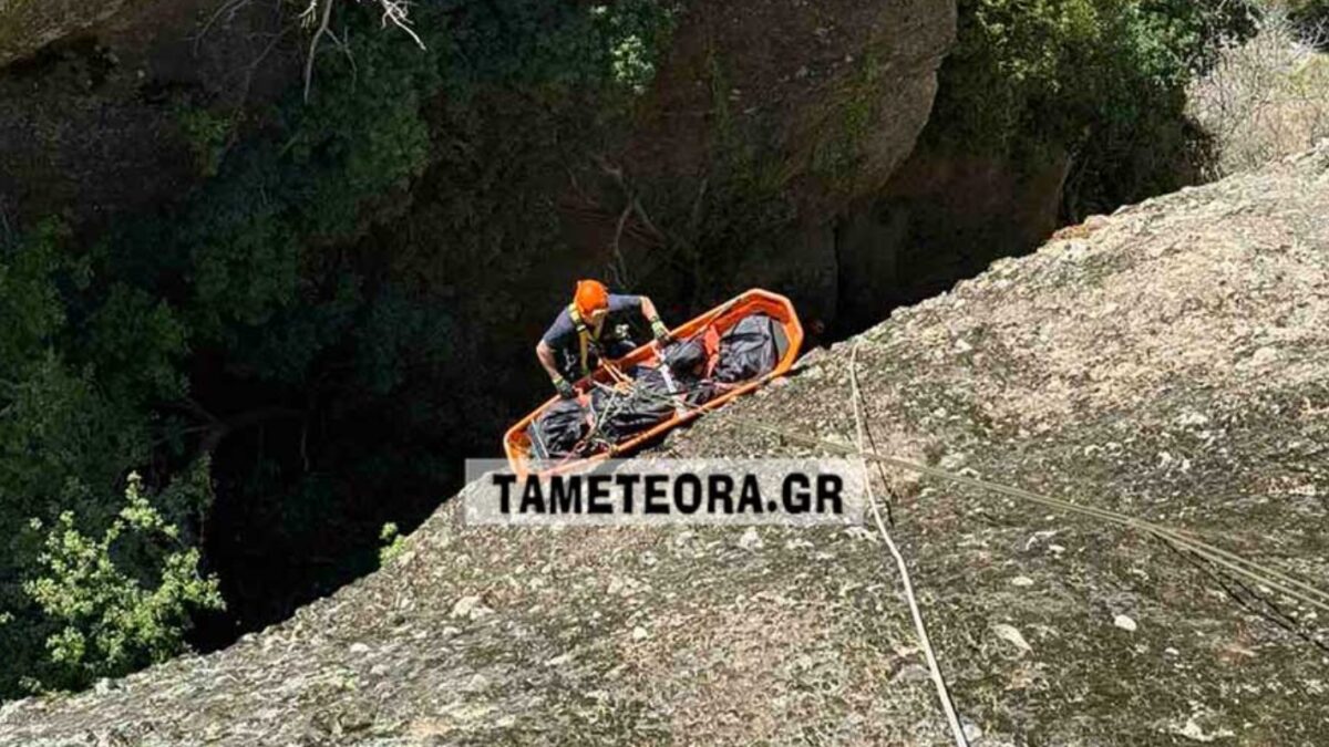 Πυροσβέστες στην επιχείρηση απομάκρυνσης της σορού της 66χρονης