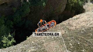 Πυροσβέστες στην επιχείρηση απομάκρυνσης της σορού της 66χρονης