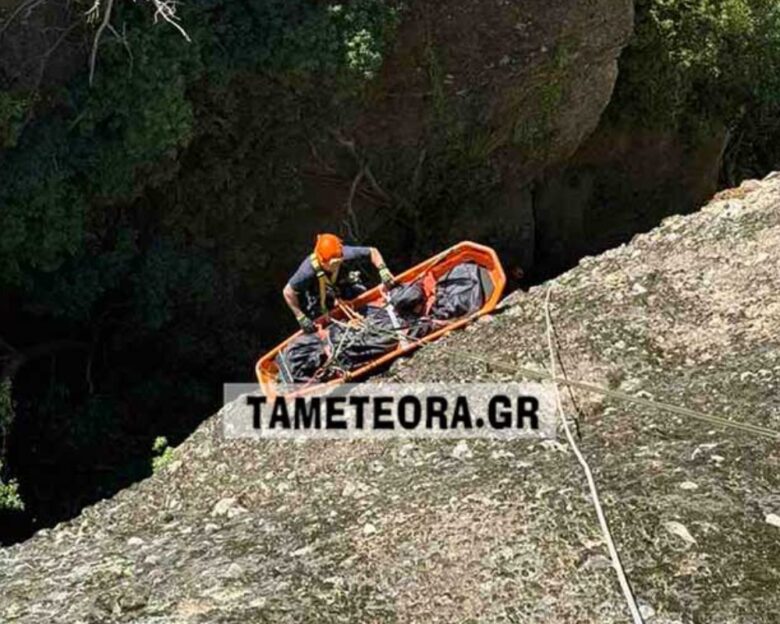 Πυροσβέστες στην επιχείρηση απομάκρυνσης της σορού της 66χρονης